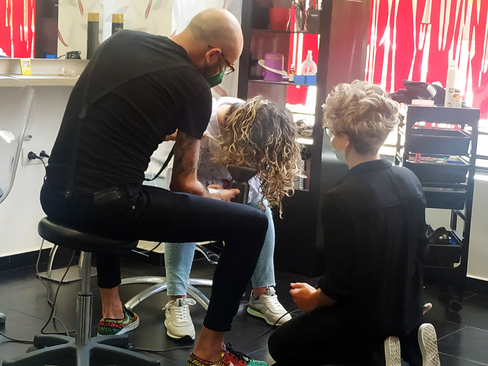 Clienta en la Peluquería 3h Ana Lozano en el centro de Badajoz. Especialistas en Curly Hair, Trenzados, Peinados y Cortes de pelo